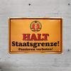 WOGEKA ART 876 Retro Blechschild - Vintage DDR Grenzübergang Wanddeko mit HALT! Staatsgrenze Deutscher Text & Roter Stern E