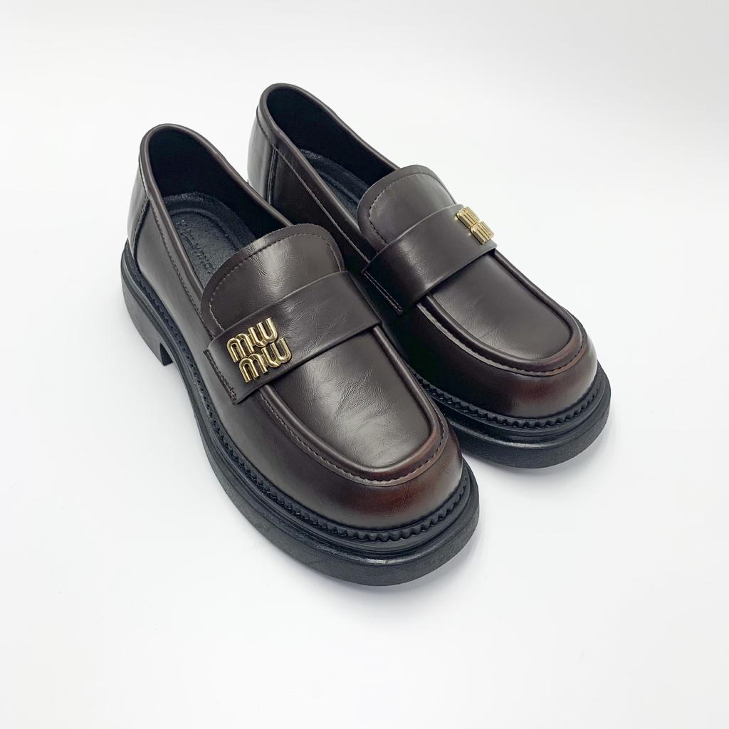 The spot will be sent in seconds! Grape mother has the same shoes, college style miu lazy person pedals metal buckle loafers, small leather shoes.