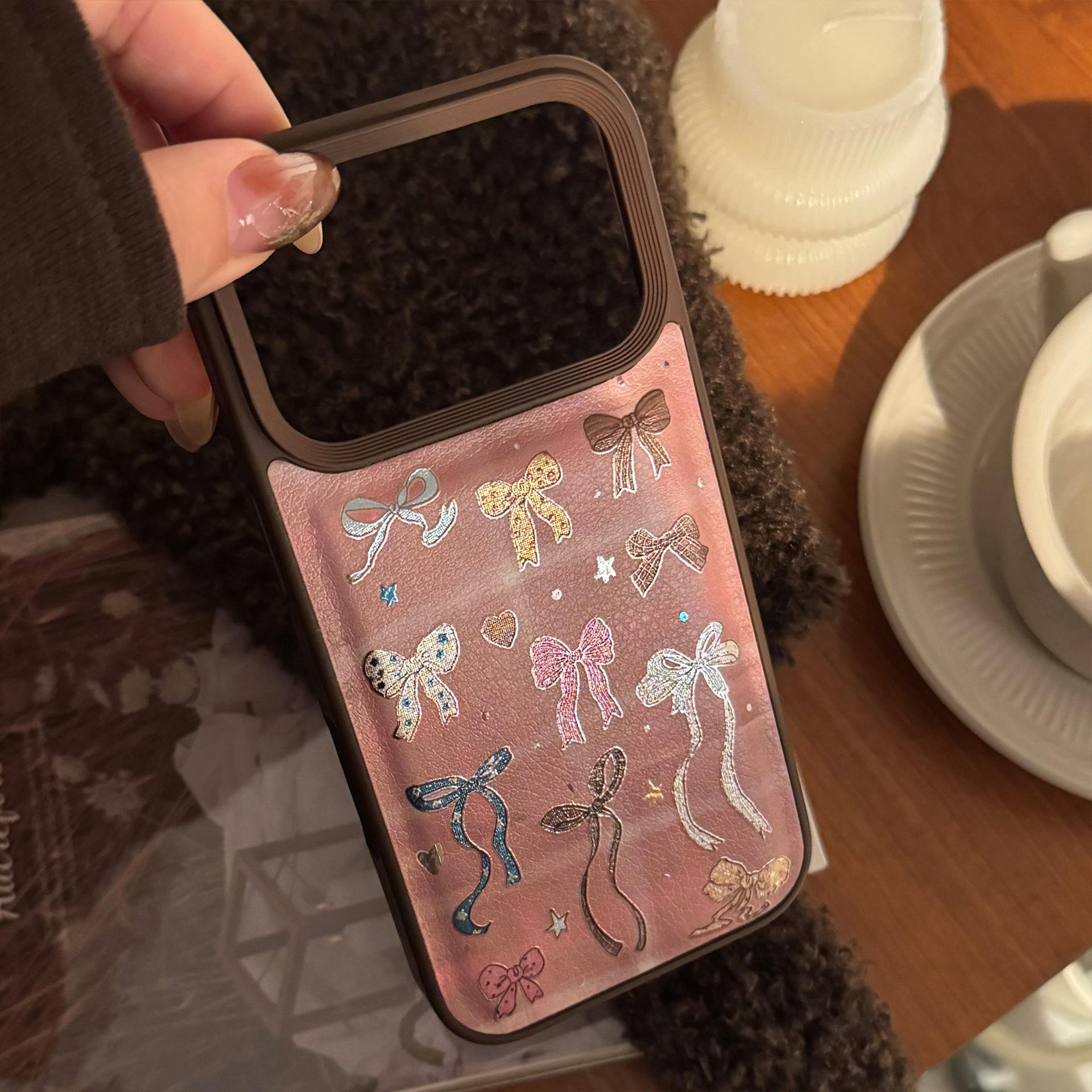 

Maillard Bow for Apple 17 Promax Mobile Phone Case Suitable for Iphone 16 Gilt Retro 15 Hard 13 Anti-fall 11 6.1