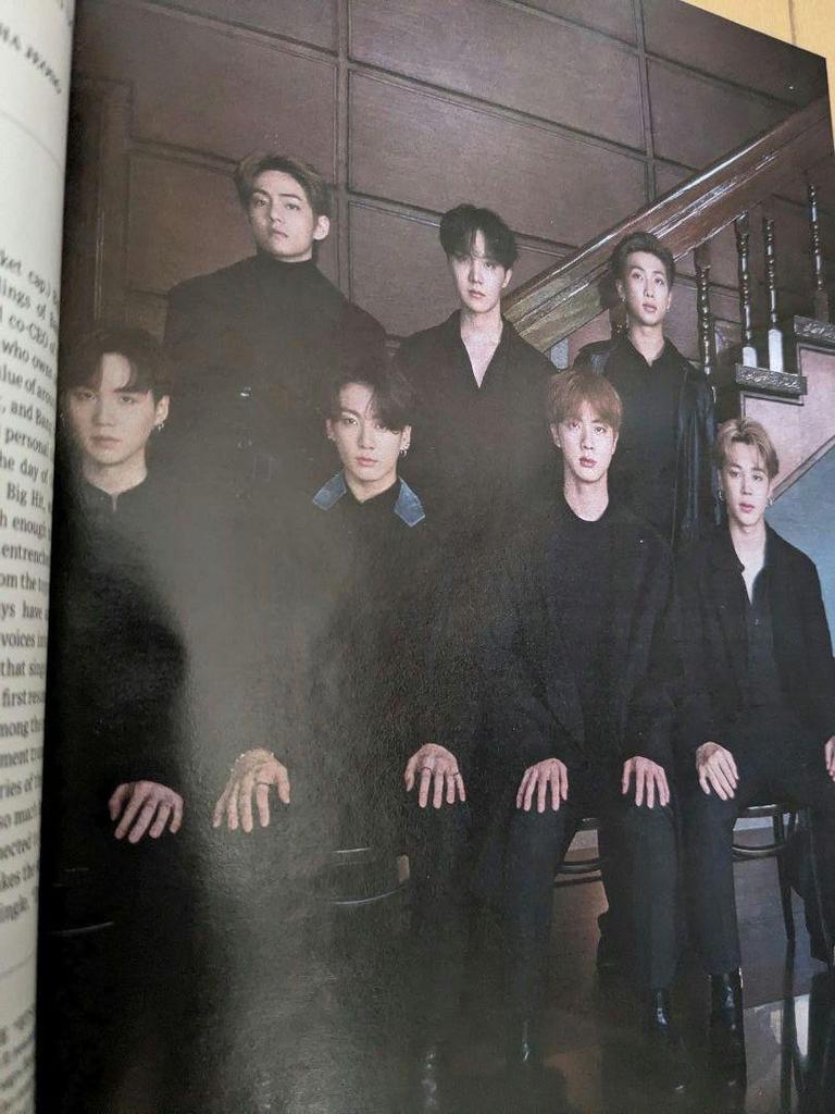 [GEBRAUCHT] Zwei Magazine mit BTS Jungkook auf dem Cover und zwei Magazine mit BTS auf dem Cover