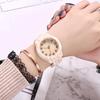 Reloj de pulsera de cuarzo analógico con banda de resina y números árabes con esfera redonda de grano de madera para mujer