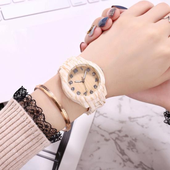 Reloj de pulsera de cuarzo analógico con banda de resina y números árabes con esfera redonda de grano de madera para mujer