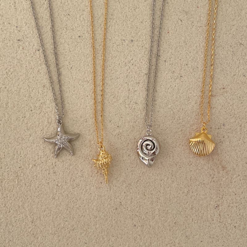 ELYONA ELA 20 Mini Conch Mini Conch Necklace