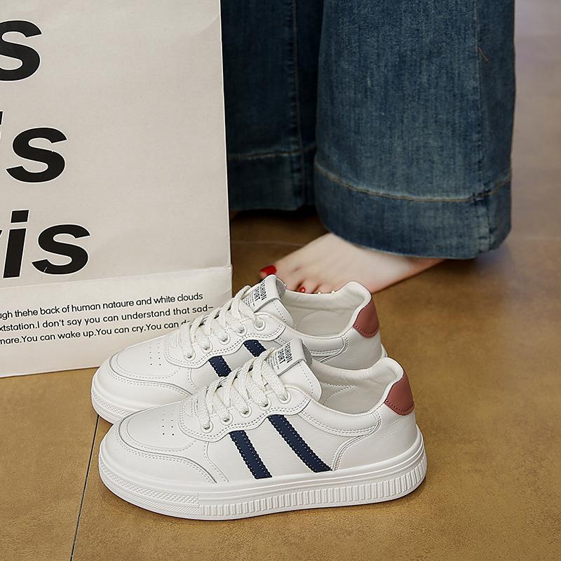 Små vita skor damskor 2025 vår och höst nya mångsidiga vardagliga sportskor studenter lätta och bekväma platta basplattsskor