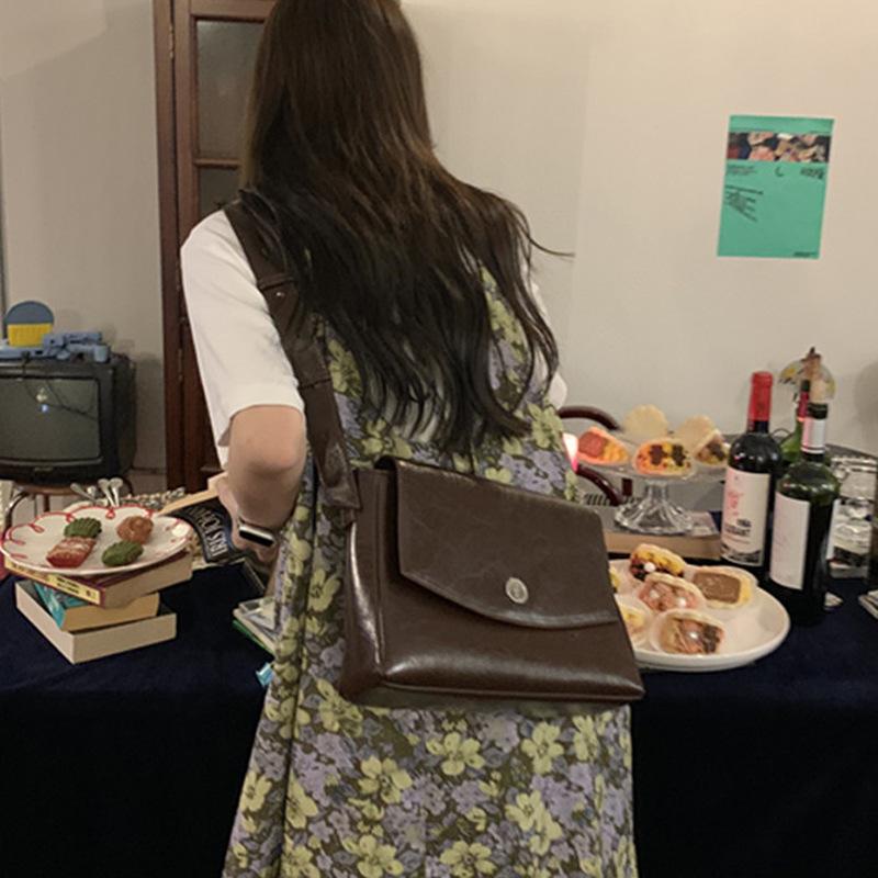 Women's Autumn/Winter 2022 Retro Large Capacity Crossbody Bag for Commute or Student Use