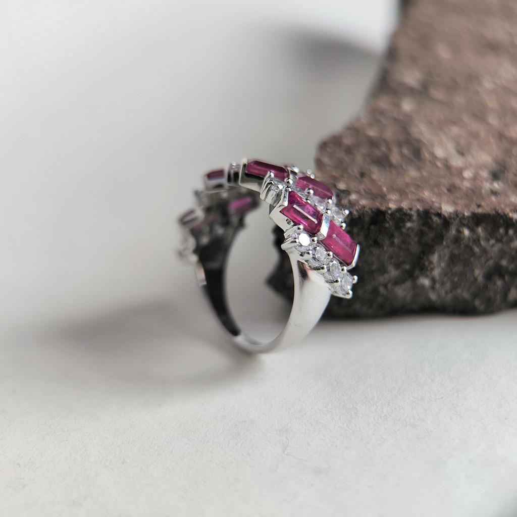 Серебряное кольцо с натуральным рубином 5.59ct, фианитами, вес изделия 5,16 гр (2205029)
