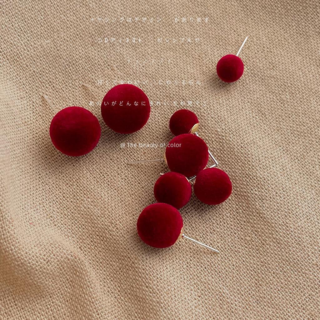 São muito populares no inverno~ Brincos de tarraxa redondos geométricos de fleece cor de vinho, brincos simples.