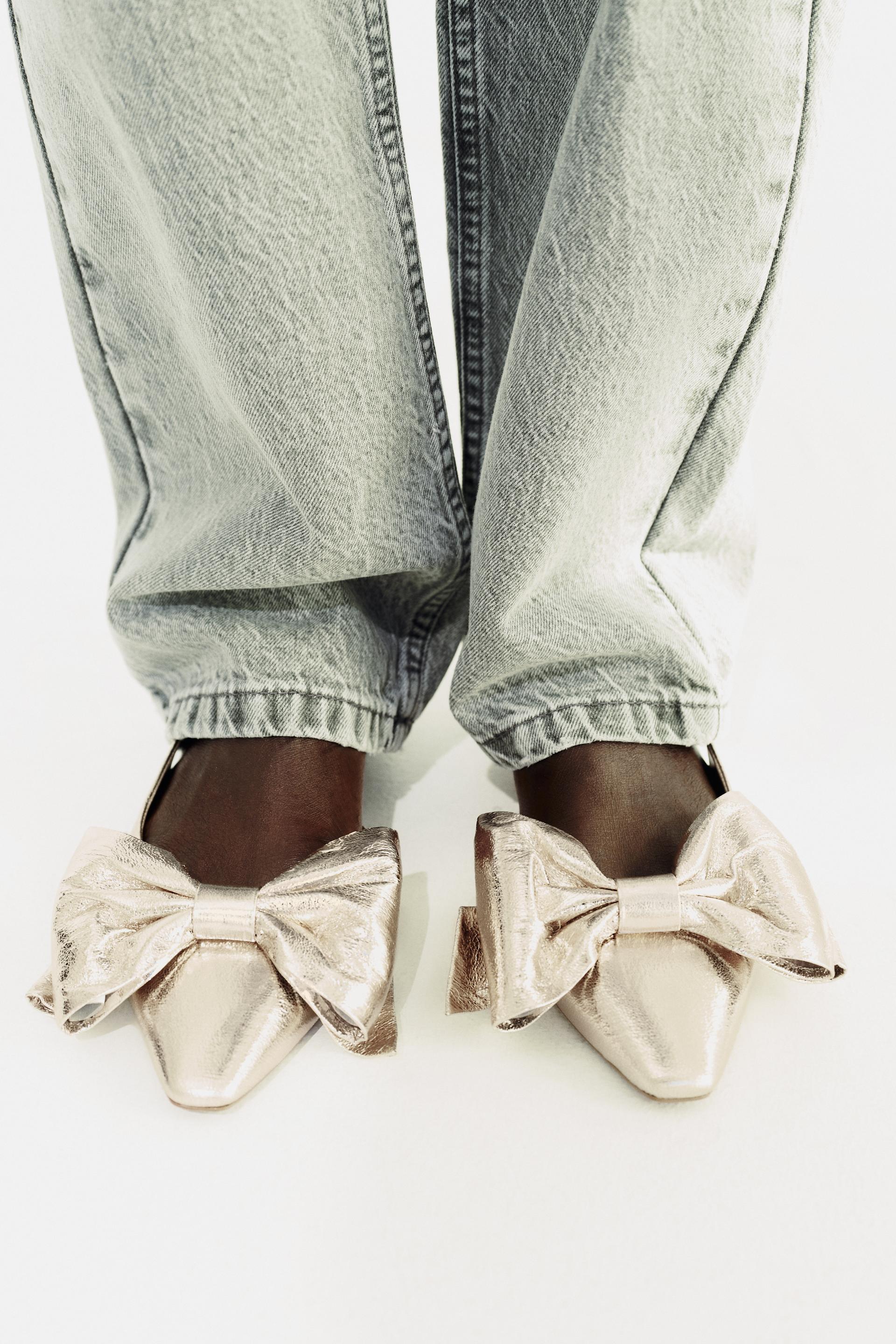 

ТУФЛИ С МЕТАЛЛИЧЕСКОЙ БРЮКОЙ И БАНТОМ