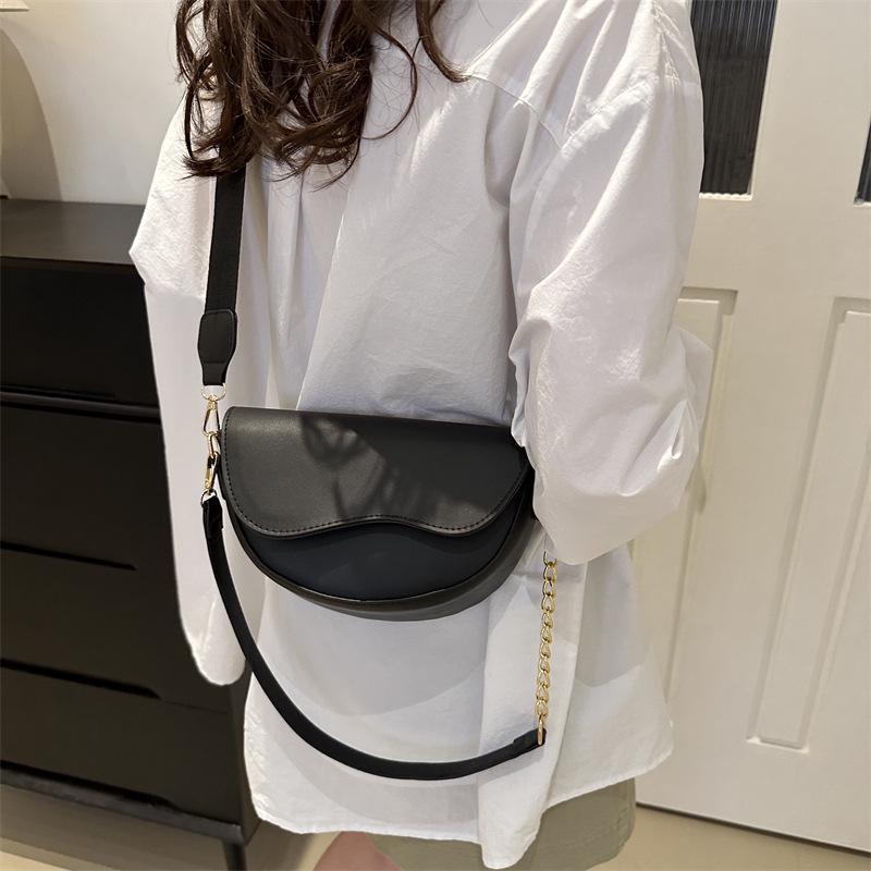 Women's Half-Moon Saddle Bag with Chain Strap - 2025 Spring/Autumn Collection, Crossbody or Single Shoulder Style with Wide Strap