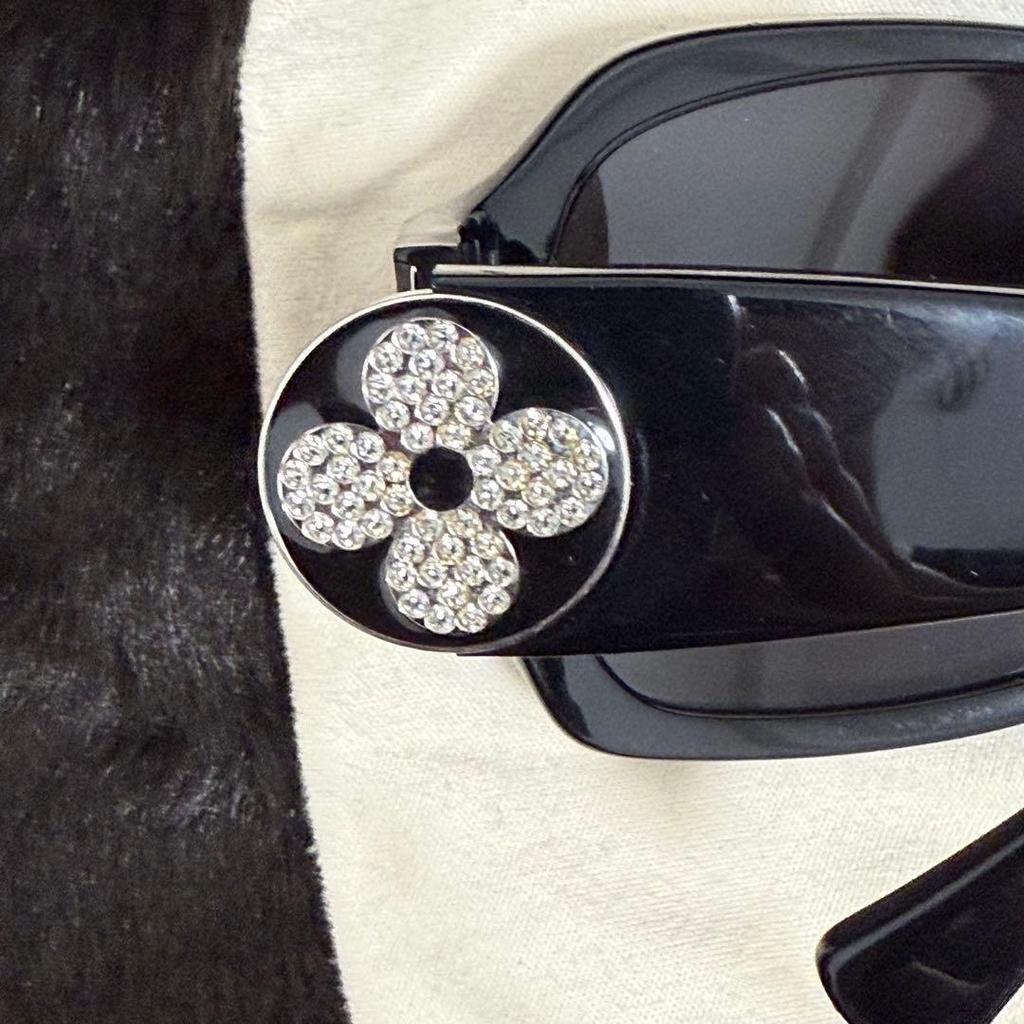 Used LOUIS VUITTON BLACK SUNGLASSES