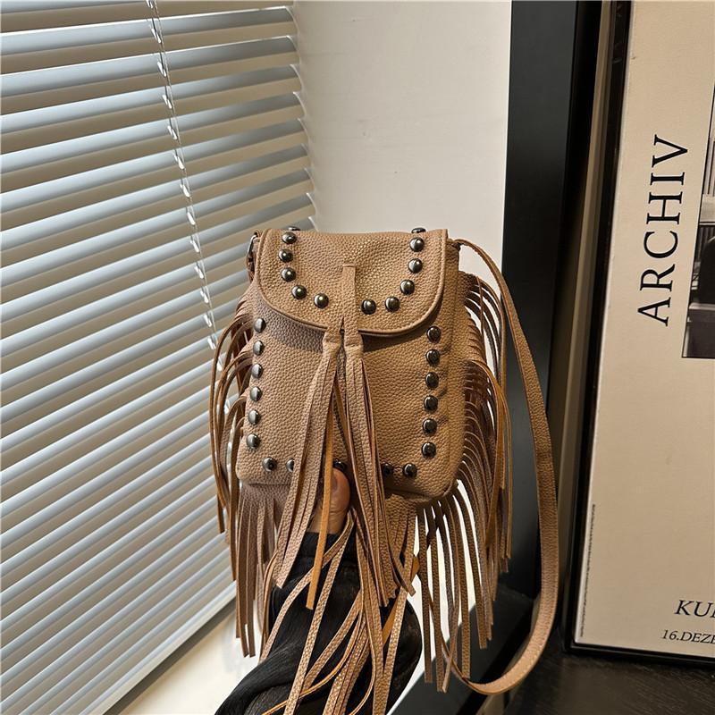 

Трендовая модная сумка с бахромой и заклепками, популярный дизайн, женские сумки, новая повседневная универсальная наплечная сумка-мессенджер хаки