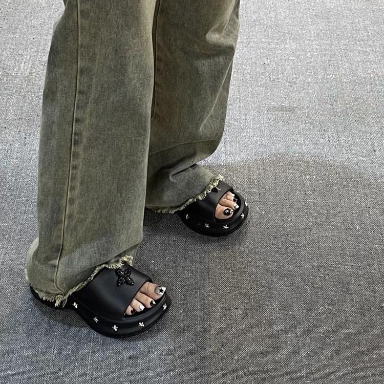 Thick bottom increases the height of the stars, one-word slippers for women to wear, new summer models, lazy people pedal beach tows