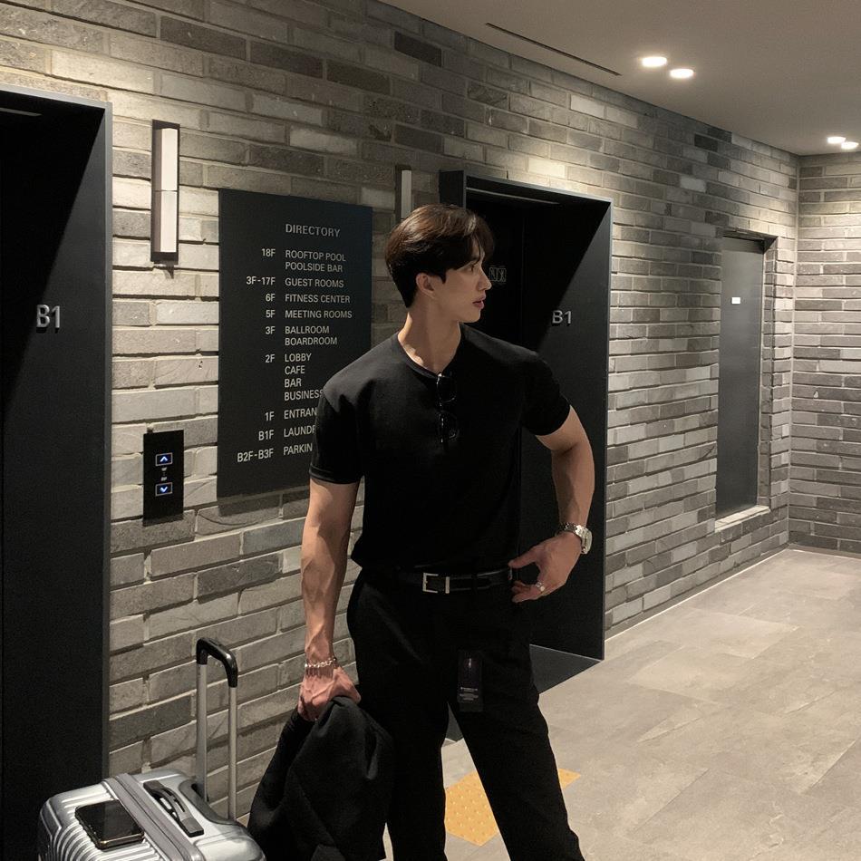 

Мужская американская ретро футболка-поло с коротким рукавом из плотной ткани с плотными манжетами - Зрелый, Стабильный, Готовый к фитнесу стиль Хенли. 2XL чёрный