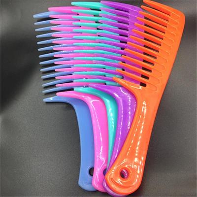 Großer, robuster Plastikkamm zum Locken und Glätten