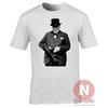 Winston Churchill T-Shirt. Ein klassisches Bild des großen britischen Führers aus dem Zweiten Weltkrieg, der ein Maschinengewehr trägt