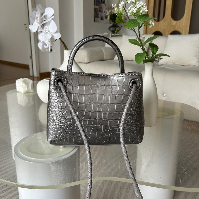 2026 New Leather Women's Bag Fashion Trendy Crocodile Pattern Stone Pattern Woven Butterfly Buckle Commuter Tote Small Bag Cross-border