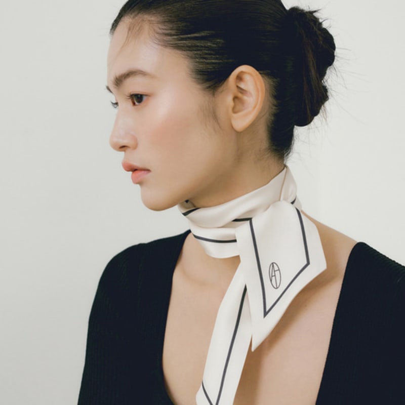 

AVVINA PELLE Long Twilly Silk Scarf (7colors) Black & Cream