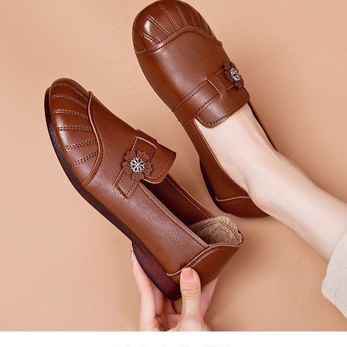 

Soft leather soft-soled shoes women s 2025 gentle Korean version of versatile shallow mouth grandma shoes one-pedal flat-soled single shoes autumn 40 світло-коричневого кольору