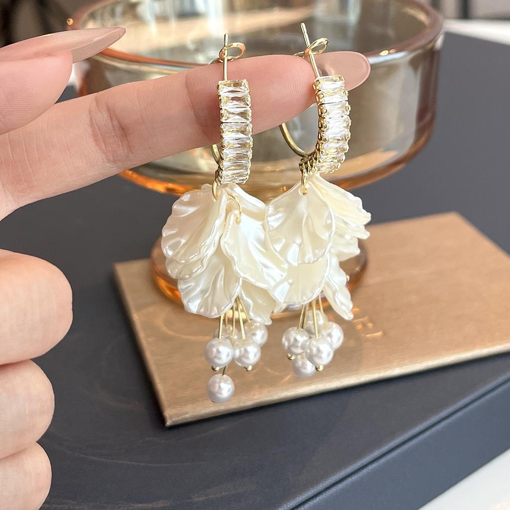 Super Fairy Shell Petal Earrings, Light Luxury Vacation Style Zircon Fringed Earrings, Elegant Temperament Pearl Stud Earrings