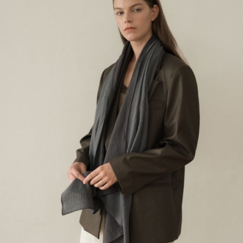 BB’DE SOLI’DE has scarf-grey