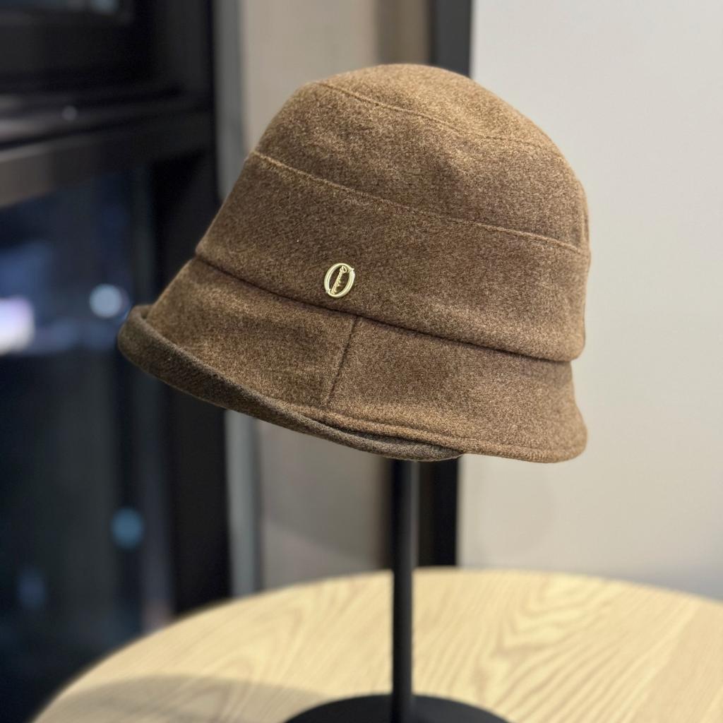 Autumn and Winter Hats for Women Fashionable Metal Label Fisherman Hat Street Casual Versatile Face Showing Small Elegant Curling Edge