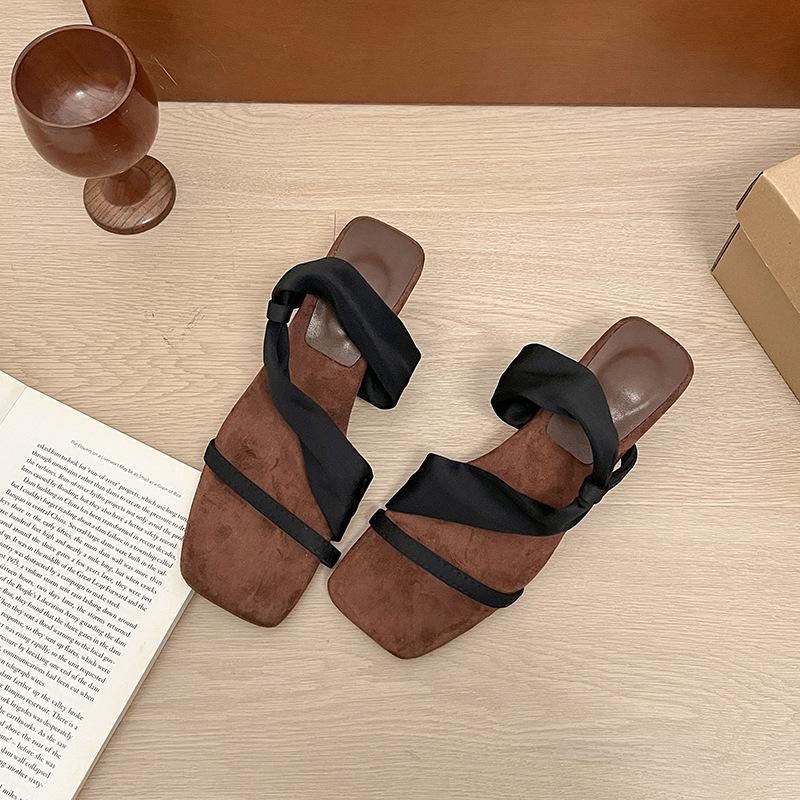 

Red French fairy wind square head heightened slope heel slippers women s outer wear summer 2025 new with skirt cool slippers 40 чорний