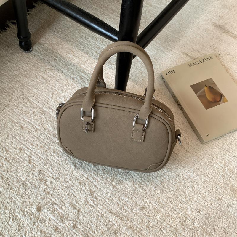 Hand bag women's 2025 new trendy autumn and winter light luxury niche high-end shoulder bag commuter messenger small square bag