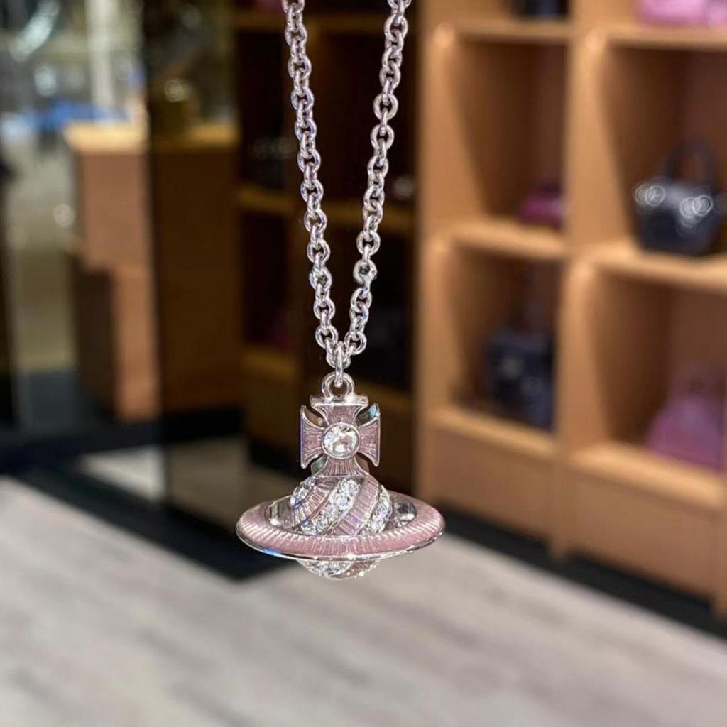 Westwood 3D Planet Różowy Emaliowany Naszyjnik: Wykwintny Łańcuszek do Swetra w Stylu Light Luxury dla Kobiet.