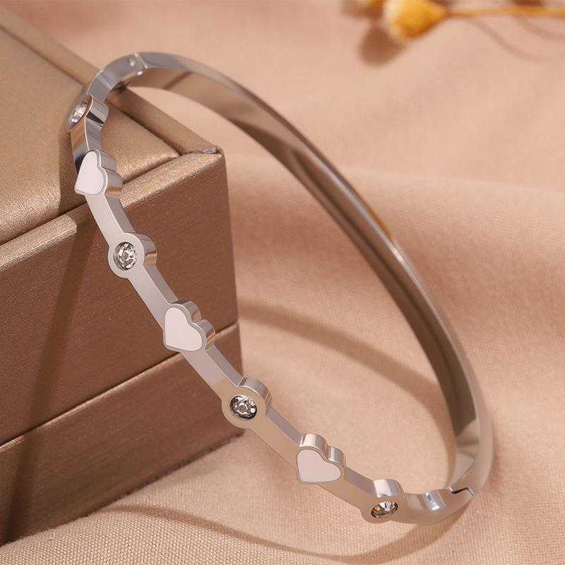 Hot-selling titanium steel bracelet, girls' high-end sense of fashion, popular light luxury in Europe and the United States, Gypsy star love diamond