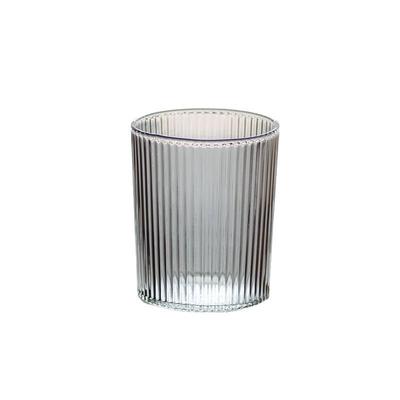 Transparenter Vertikal gestreifter Glasbecher aus hohem Borosilikatglas für Milch, Saft, Kaffee oder Tee.