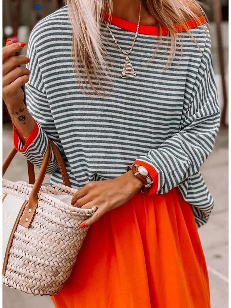 Gestreifter Strickpullover in Kontrastfarbe mit überschnittenen Schultern und langen Ärmeln. Luxuriöses Oberteil in entspannter Passform, das schlank macht und vielseitig ist.