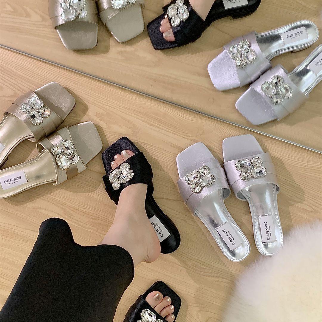 

Low-heeled sandals French temperament rhinestone one-word shoes summer wear seaside skirt silver sandals women s shoes 39 серебряный