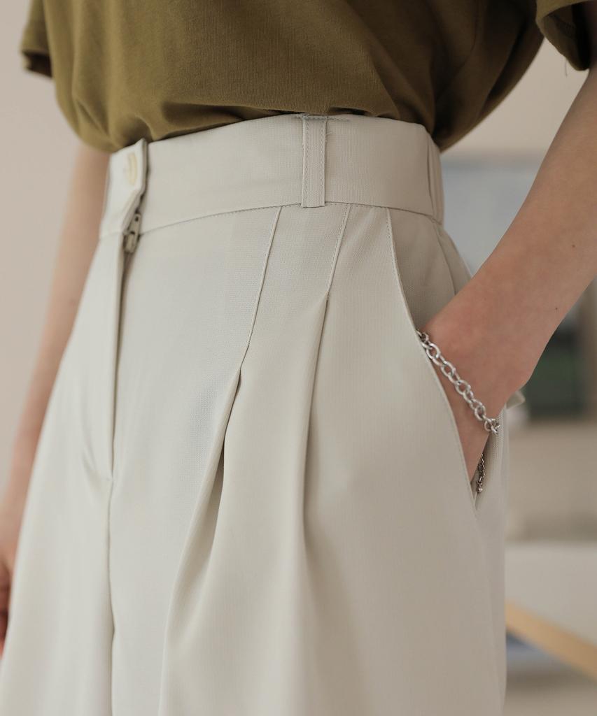 Jikeulib Two-Button Pintuck Line Bermuda Shorts