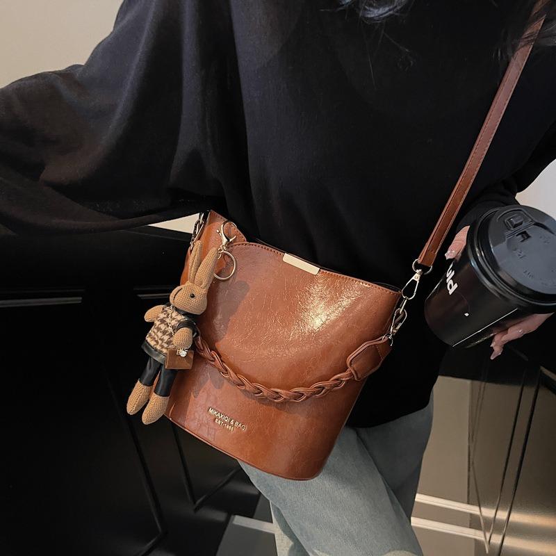 Retro Niche Design Bag Women's New High-end Texture Versatile Messenger Bag Portable Bucket Bag