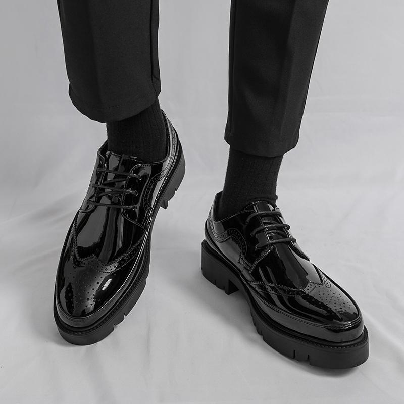 

Carved large size glossy 2025 new leather shoes British style dress business casual shoes black platform men s shoes 46 чёрный