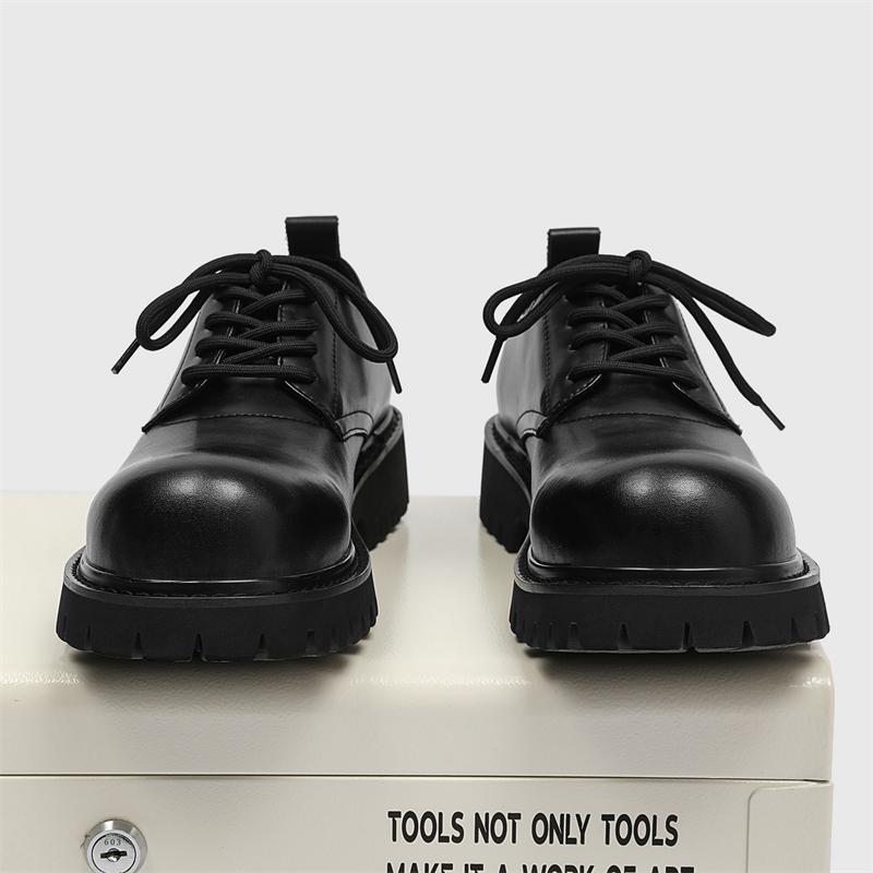 Punk-Stil Herren Leder Freizeitschuhe Dicke Unterseite Oxford Schuhe Handarbeit Glänzend Herren Formelle Kleidung Schuhe Heißer Verkauf Männliche Turnschuhe