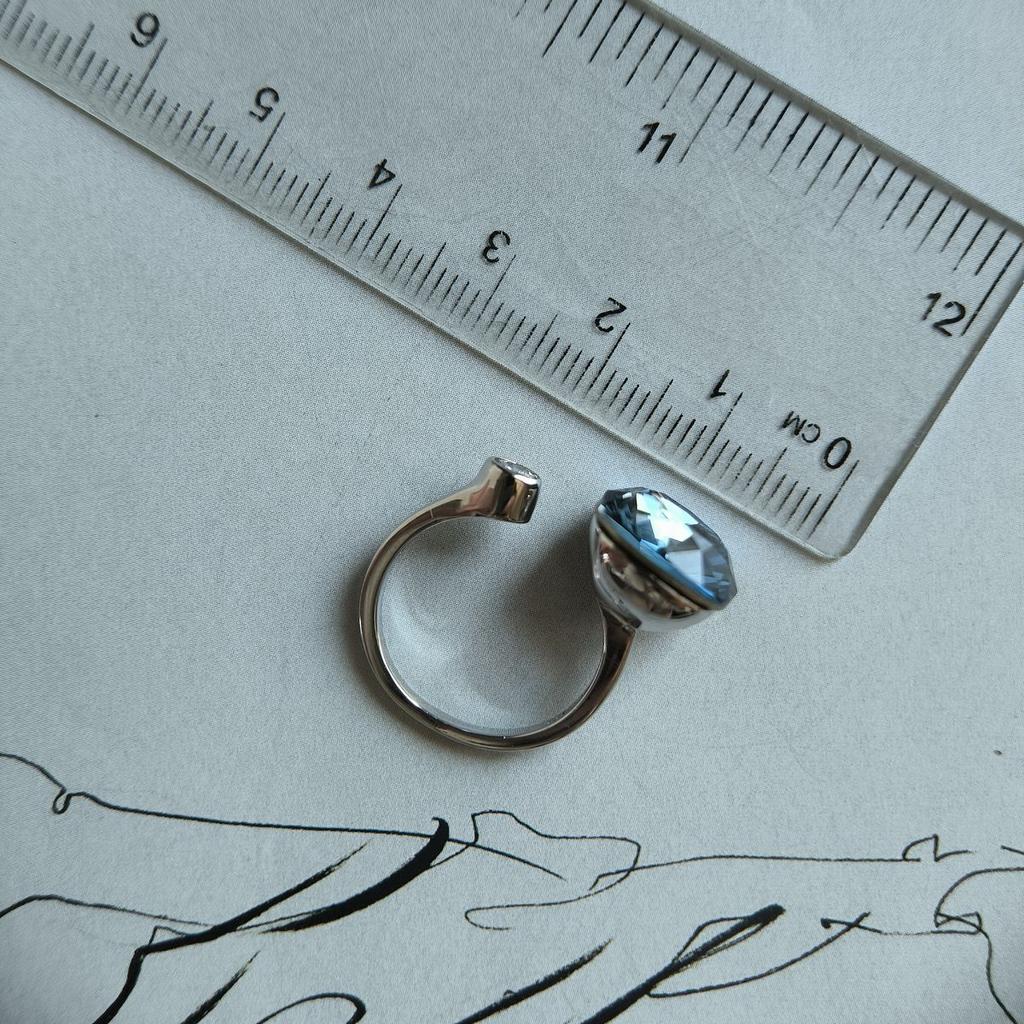 Серебряное кольцо с фианитами, вес изделия 4,9 гр (60002214)