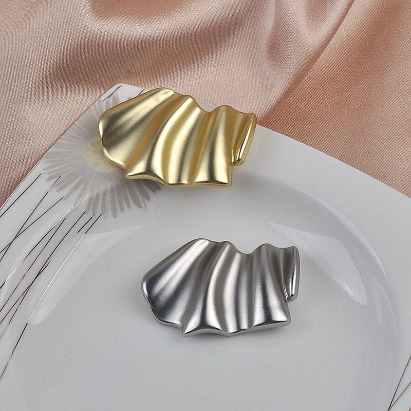 European and American Fashion Wavy Pattern Irregular Brooch High-End Simple Versatile Coat Niche Metal Pin Clothing Accessories
