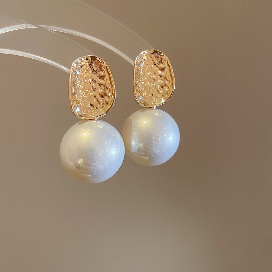 European and American pearl petal fringed earrings light luxury high-end stud earrings temperament versatile earrings design sense niche