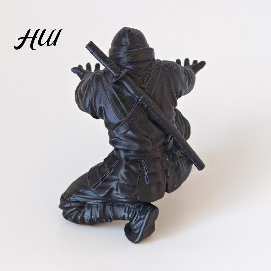 Ninja Desktop Dekoration Stiftehalter Kniend Bleistift Cool 3D Büro Schreibtisch Gedruckter Ständer Geschenk für Teenager Jungen Erwachsene Zubehör