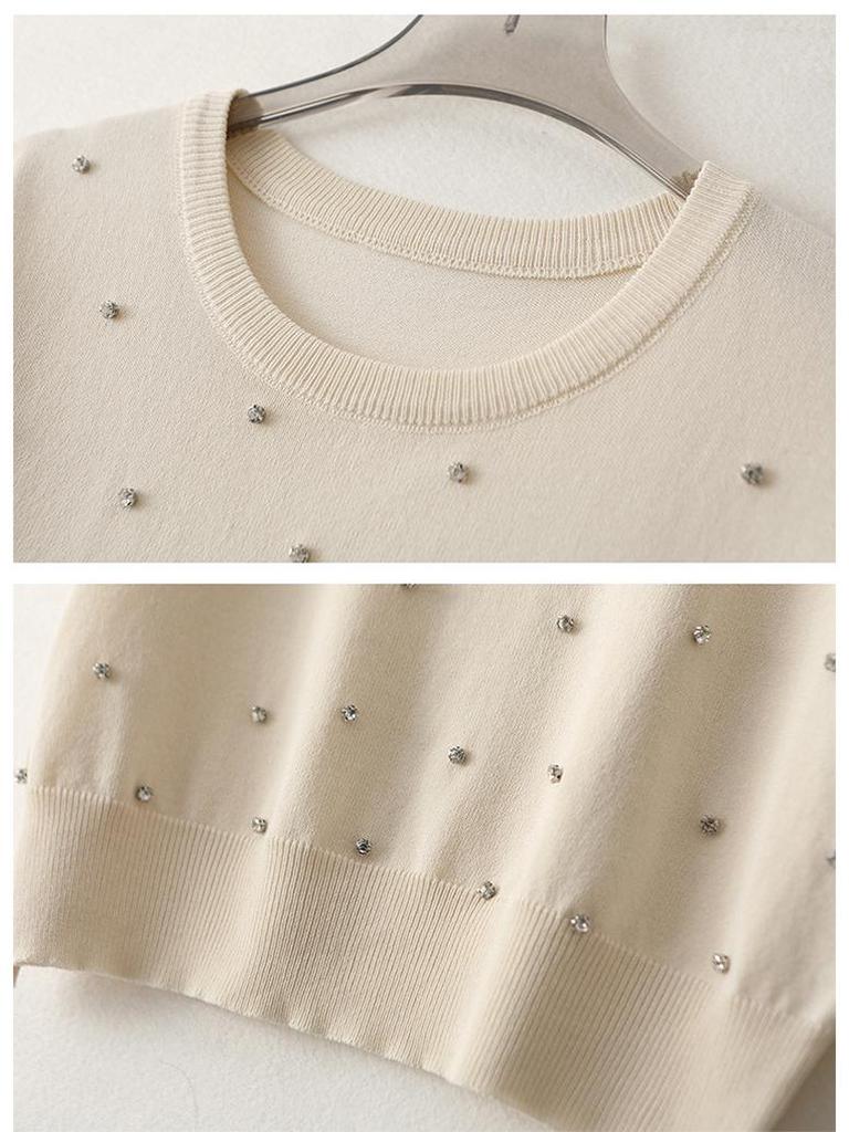 Damski zakrzywiony sweter dzianinowy z okrągłym dekoltem zdobionym koralikami - Krótki rękaw, wysokiej klasy letni top