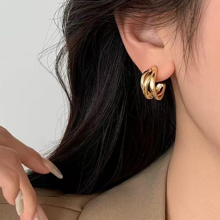 925 Sterling Silver Needle Metal Winding Stud Earrings Niche Design Earrings 2026 New Explosion Light Luxury Earrings