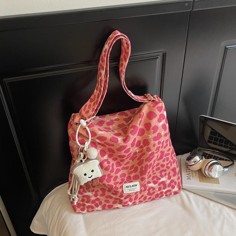 

Korean version of niche fashion large-capacity backpack women s new simple canvas bag leopard print single shoulder crossbody armpit bag no pendant розовый