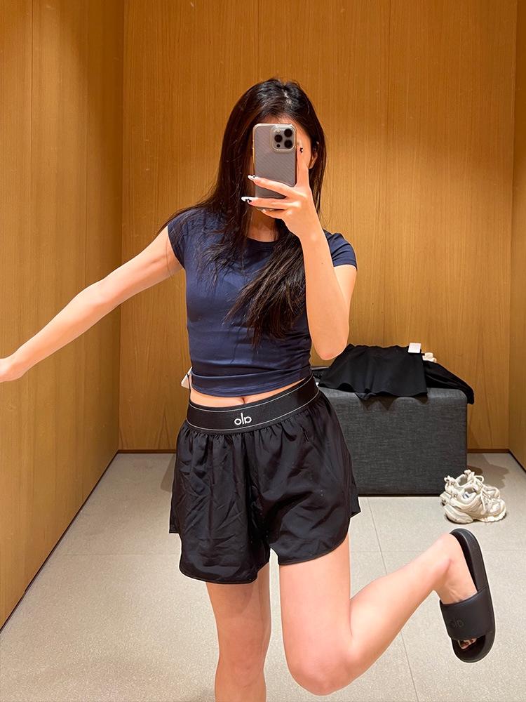 Alo Pantalones Cortos de Yoga Ajustados: Ropa deportiva holgada que favorece la figura para primavera y verano