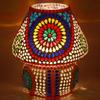 Ręcznie robiona dekoracyjna szklana lampa stołowa ozdobiona wielokolorowymi koralikami
