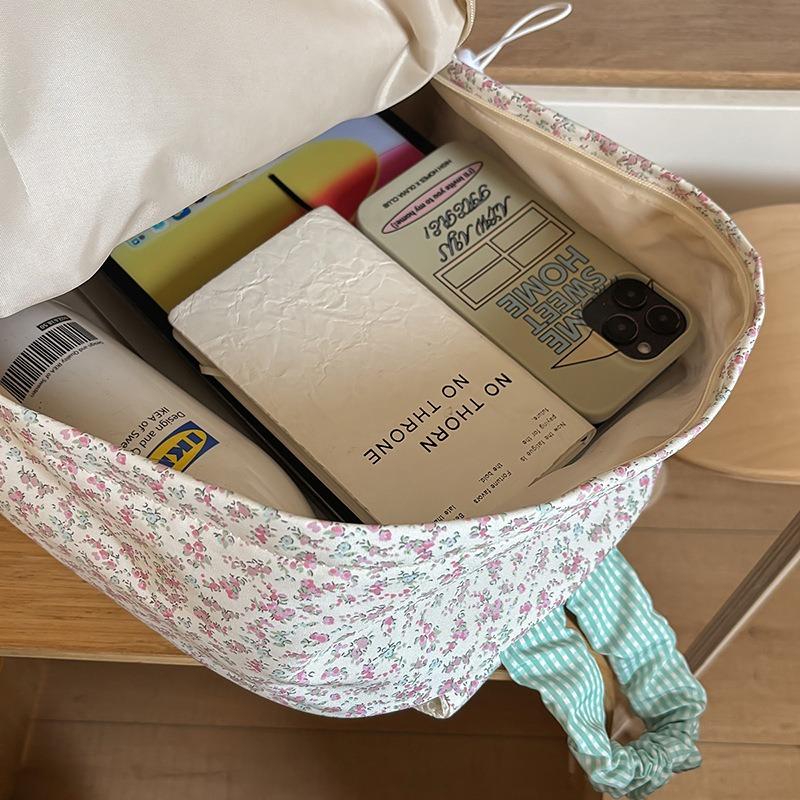 New fresh, sweet and cute little flower backpack, lightweight spring outing for junior and high school students, and large-capacity backpack.