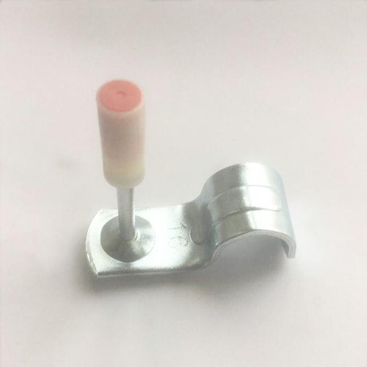 7znakový dřevěný L-profilový hranol s hřebíky pro zvukotěsné a stropní instalace s designem pro použití s práškovou rozstřelovací pistolí.