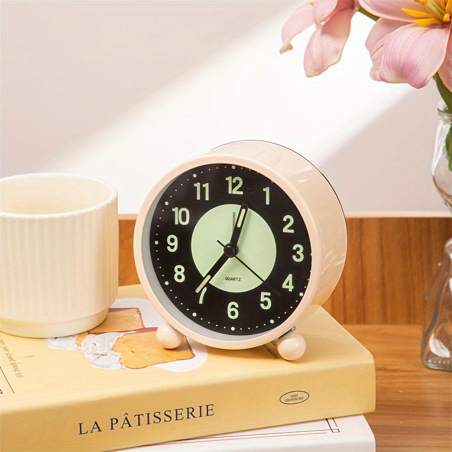 A 4inch Silent Luminous Battery Alarm Clock, No Ticking Sound, Night Light Design, Table Clock, Metal Material, Suitable for Students, Deep Sleepers
