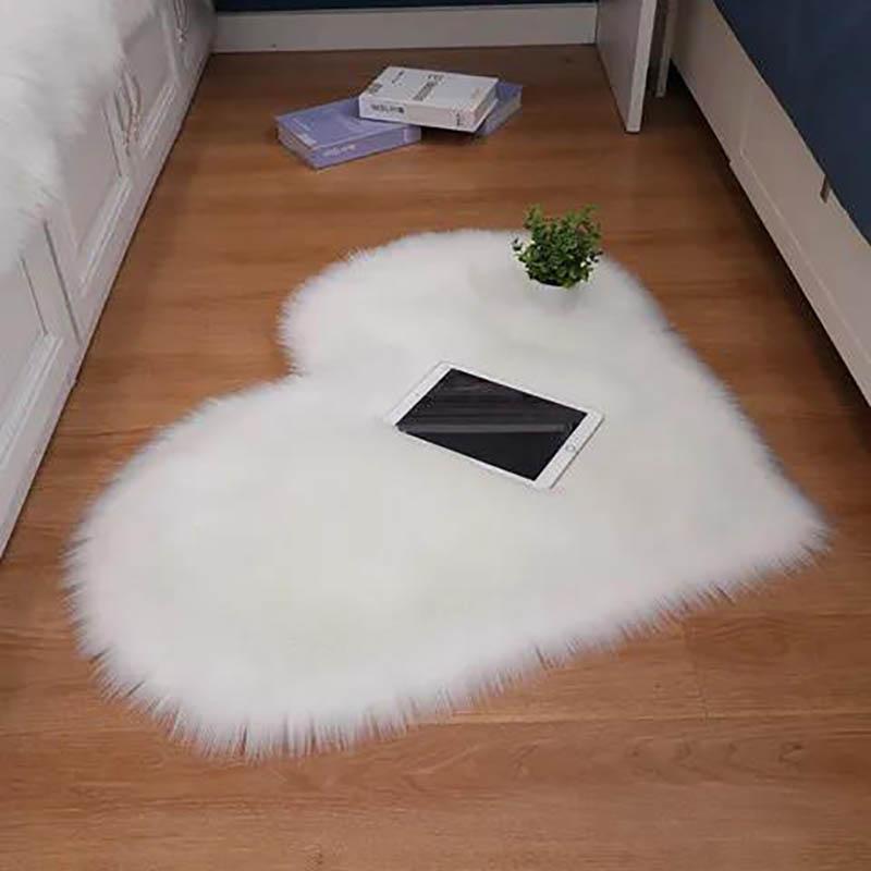 Imitation Wool Heart Shaped Floor Carpet Long Plush Cute Bedroom Bedside Teenage Heart Shaped Carpet Decoration