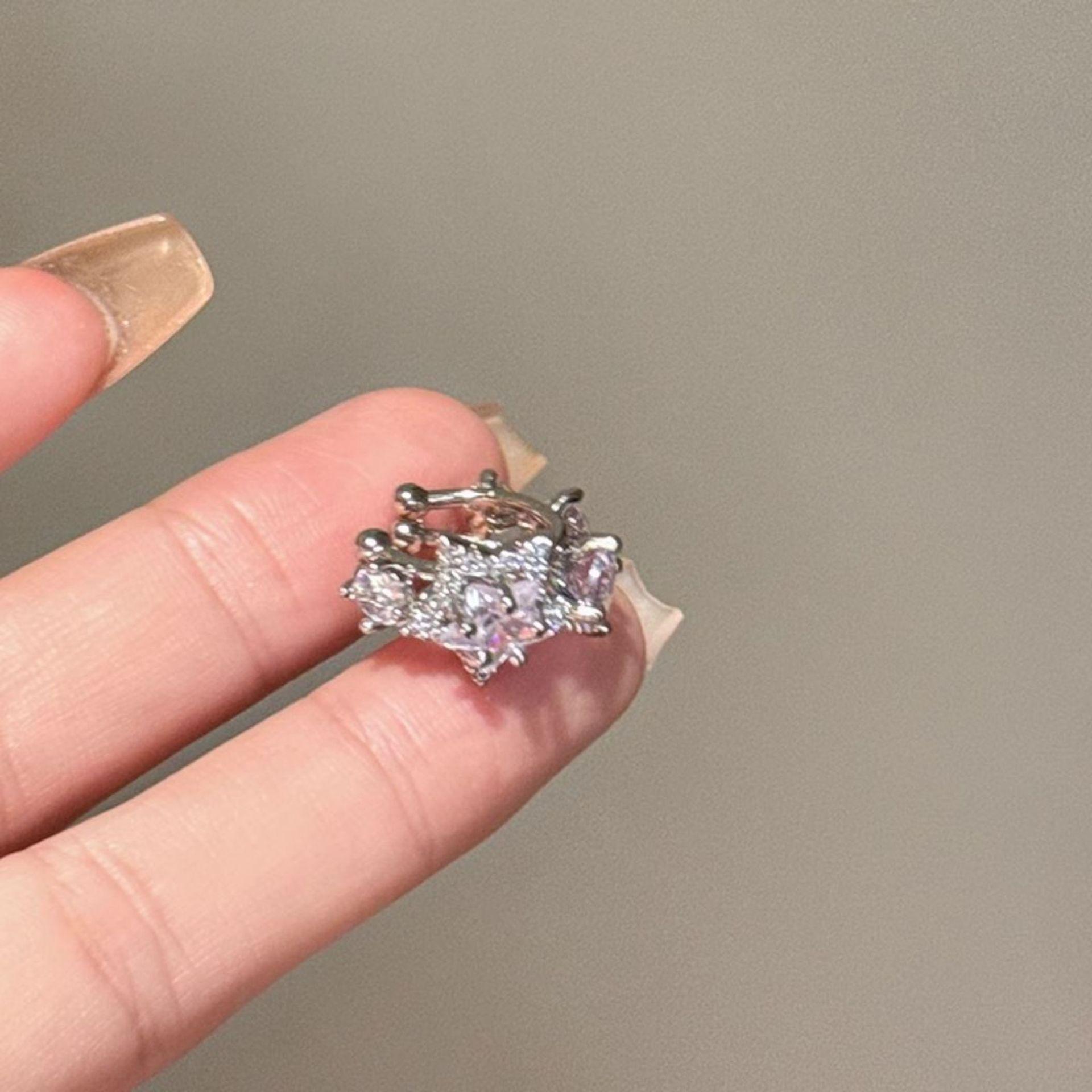 Zirconia Star Ear Cuff: Indifferent Style, No-Piercing Cartilage Clip, Versatile Elegance for Women, Lightweight Luxury Earring.